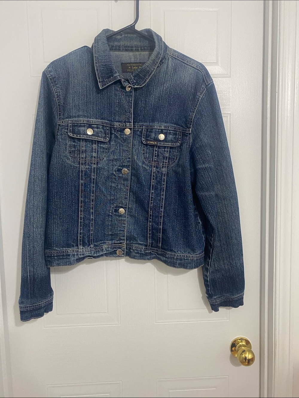 Lois distressed women’s cropped denim jean jacket size large.
